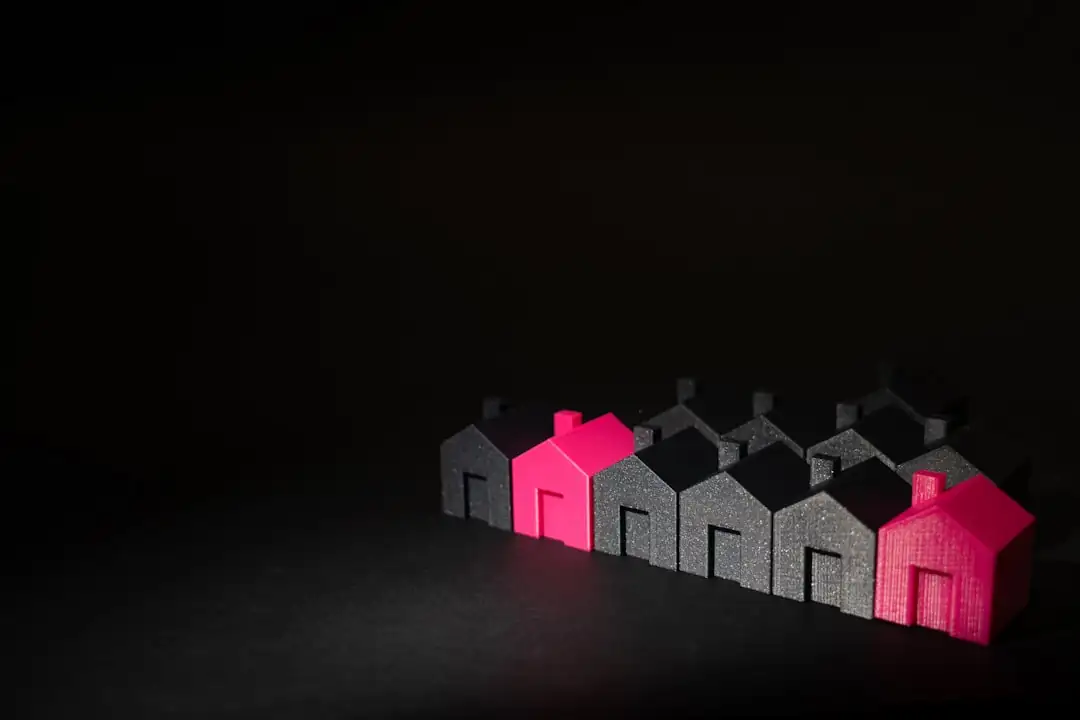 Couple examinant des documents de prêt et un calculateur dans un appartement lumineux avant un achat immobilier.