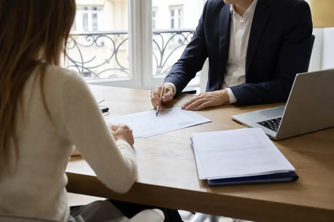 Rendez-vous entre un investisseur et un conseiller bancaire pour étudier le financement d’un bien locatif