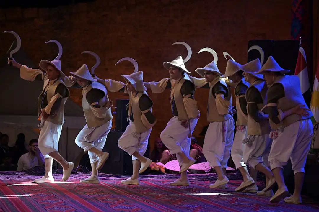 Répétition de danse dans une salle lumineuse équipée d’un plancher, de tapis et de matériel technique à Brest.