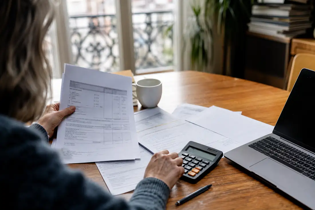 Propriétaire vérifiant son avis de taxe foncière et son revenu fiscal de référence à son domicile.