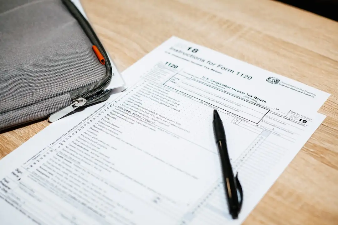 Un parent et son enfant examinent un plan de financement dans un appartement neuf lumineux en construction.