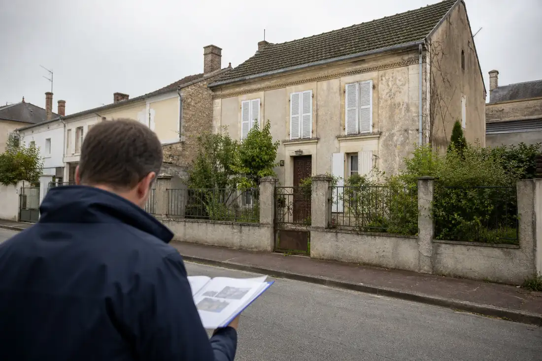 Maison individuelle ancienne à rénover dans une rue calme d’une ville moyenne française, avec jardin clos.