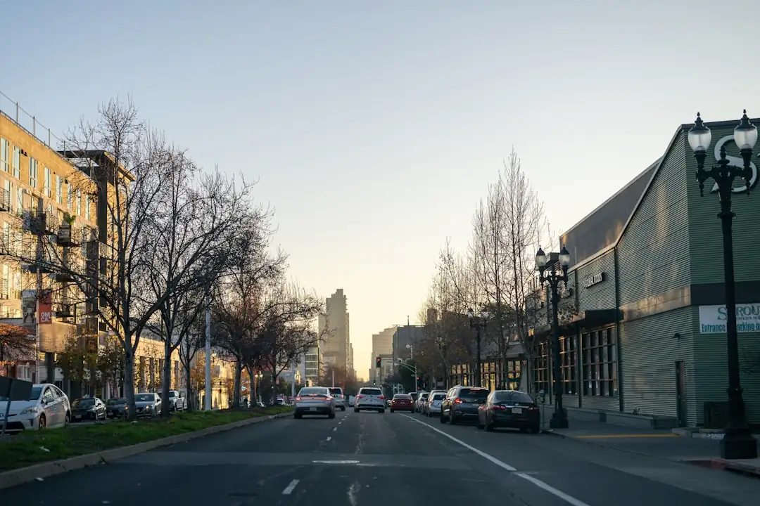 Rue résidentielle du quartier Bellevue à Saint-Malo avec immeubles, maisons, vélos et stationnement de proximité.