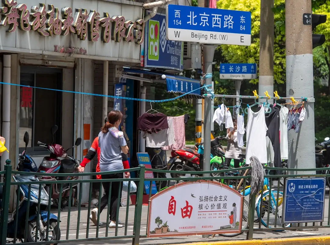 Deux nouveaux arrivants examinent un dossier de location dans un appartement urbain lumineux à Shanghai.