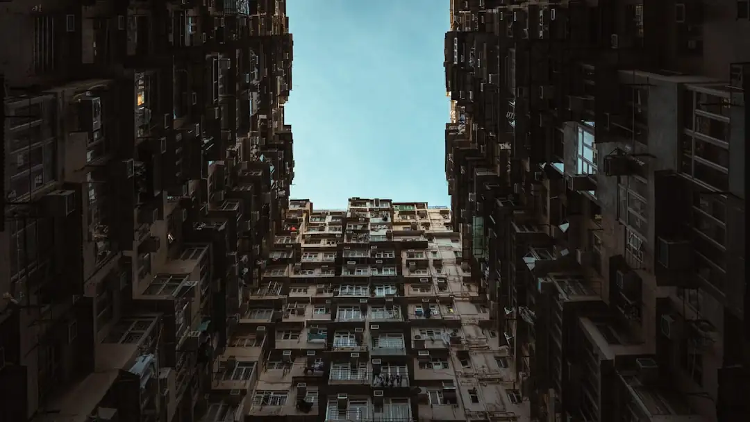 Un couple examine un dossier de crédit immobilier avec un courtier dans une agence lumineuse.