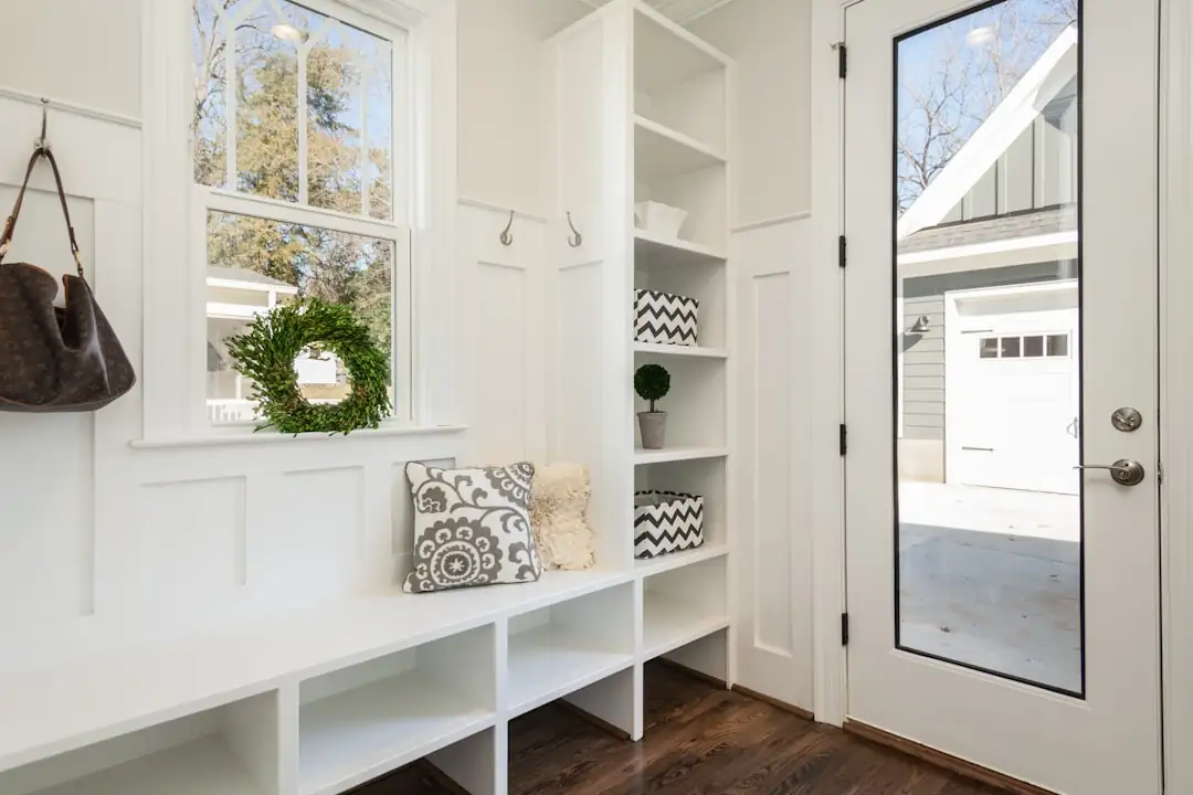 Couple examinant un budget d’achat immobilier avec calculatrice et documents dans un appartement ancien.