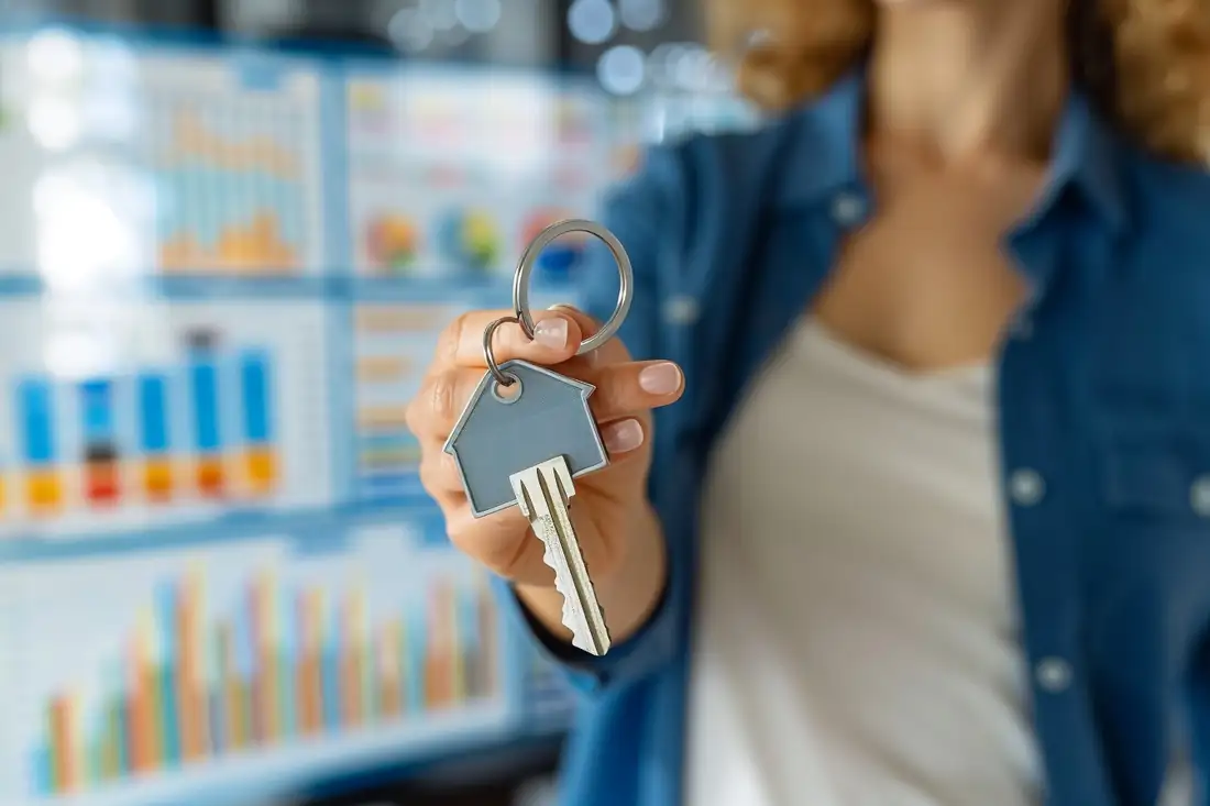 Emprunteurs comparant un échéancier de prêt immobilier et des offres de financement à leur domicile.
