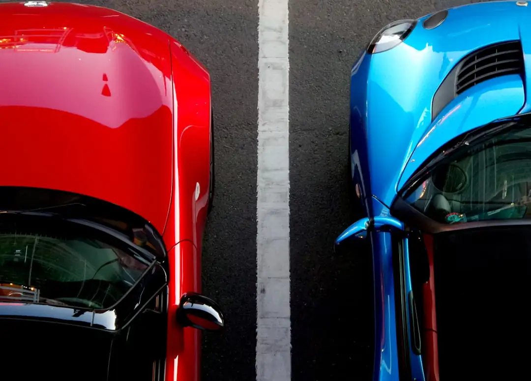 Rangées de places libres dans un vaste parking souterrain moderne, avec accès sécurisé et bornes de recharge.