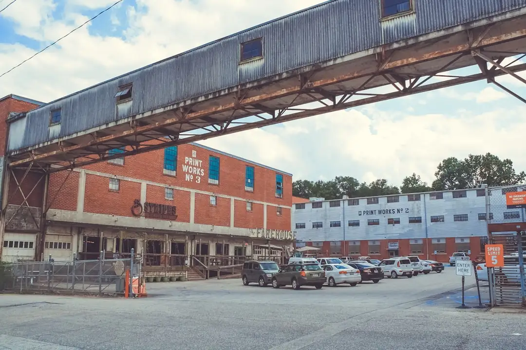 Élu local et architecte examinant des plans de réhabilitation pour un centre-ville français ancien.
