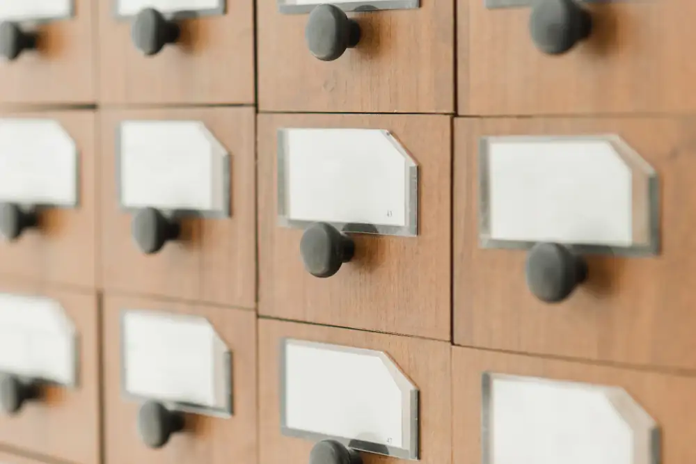 Boîtes aux lettres professionnelles dans un centre d’affaires installé dans un immeuble rouennais rénové.