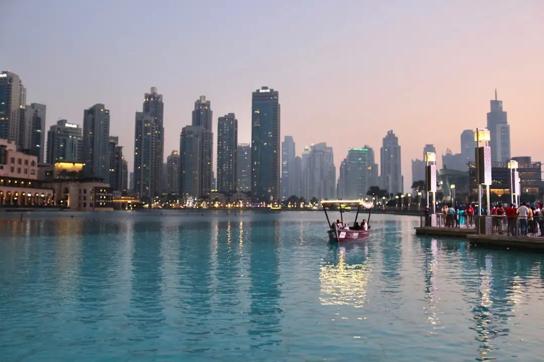 Investisseur et conseiller examinant des plans dans le hall d’un immeuble de bureaux moderne à Dubaï.