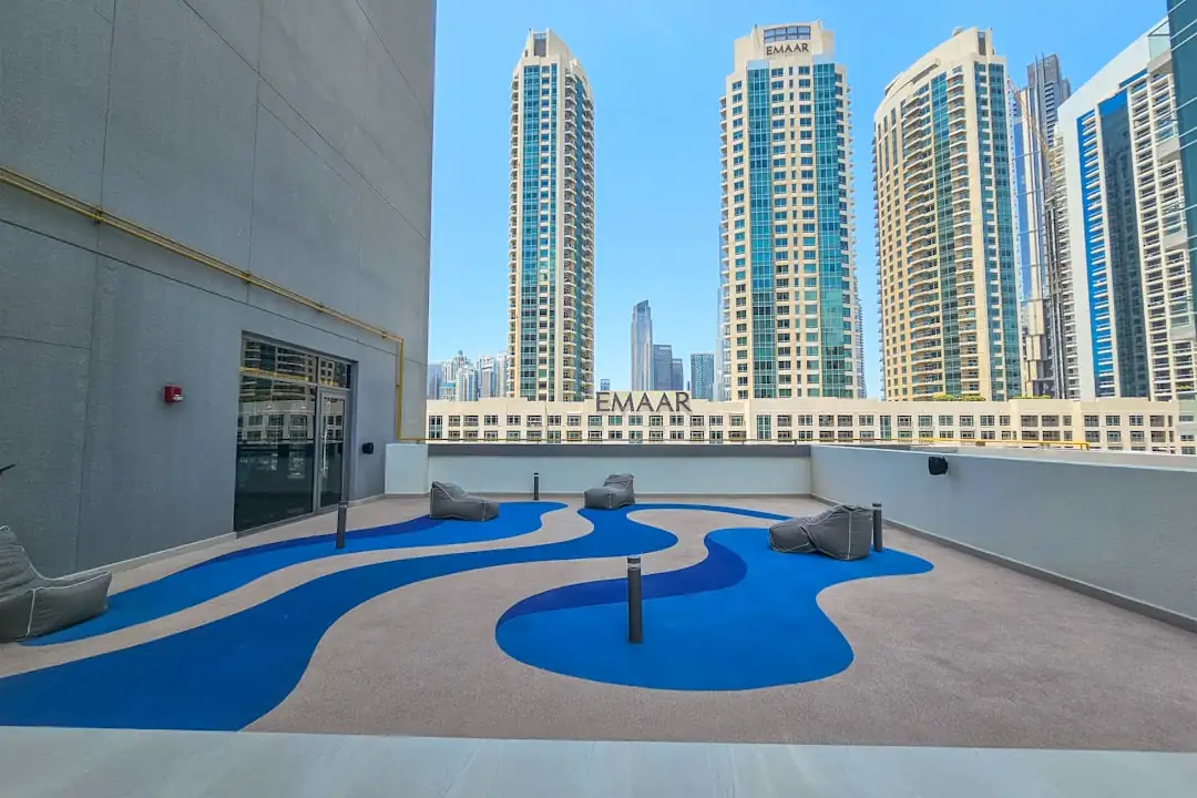 Intérieur d’un appartement haut de gamme à Dubaï avec vue sur le front de mer et les tours voisines.