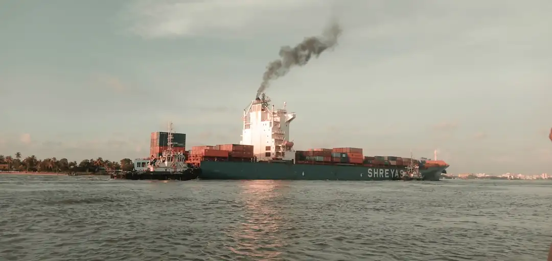 Entrepôt logistique récent avec quais de chargement, remorques stationnées et cour de manœuvre industrielle.