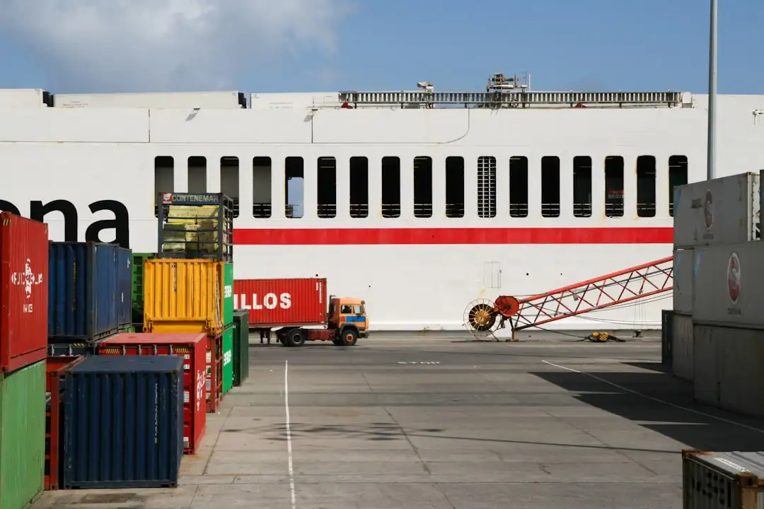 Entrepôts logistiques modernes avec quais de chargement dans une zone d’activités française au petit matin.