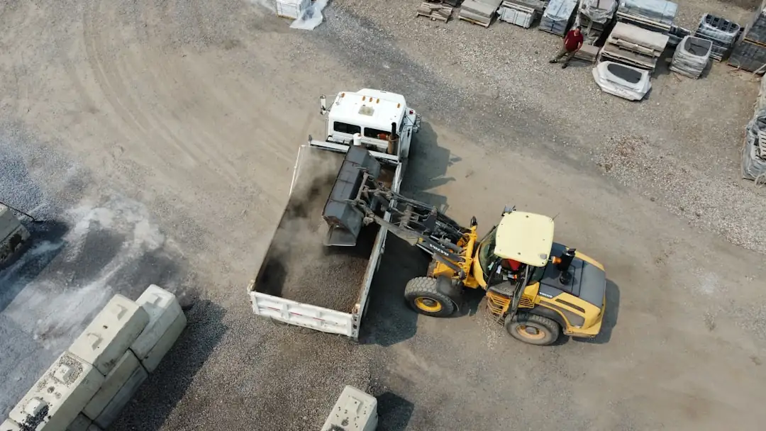Plateforme logistique moderne avec quais de chargement, cour poids lourds et panneaux solaires en toiture.