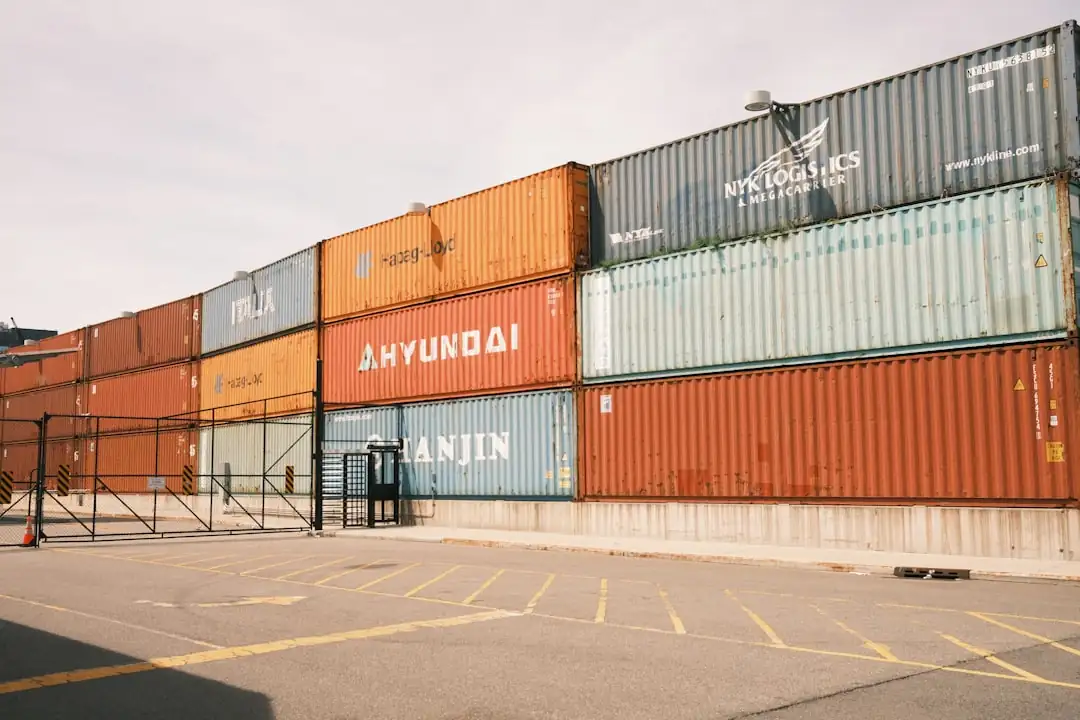 Entrepôt logistique américain avec quais de chargement, remorques et vaste aire de manœuvre au petit matin.