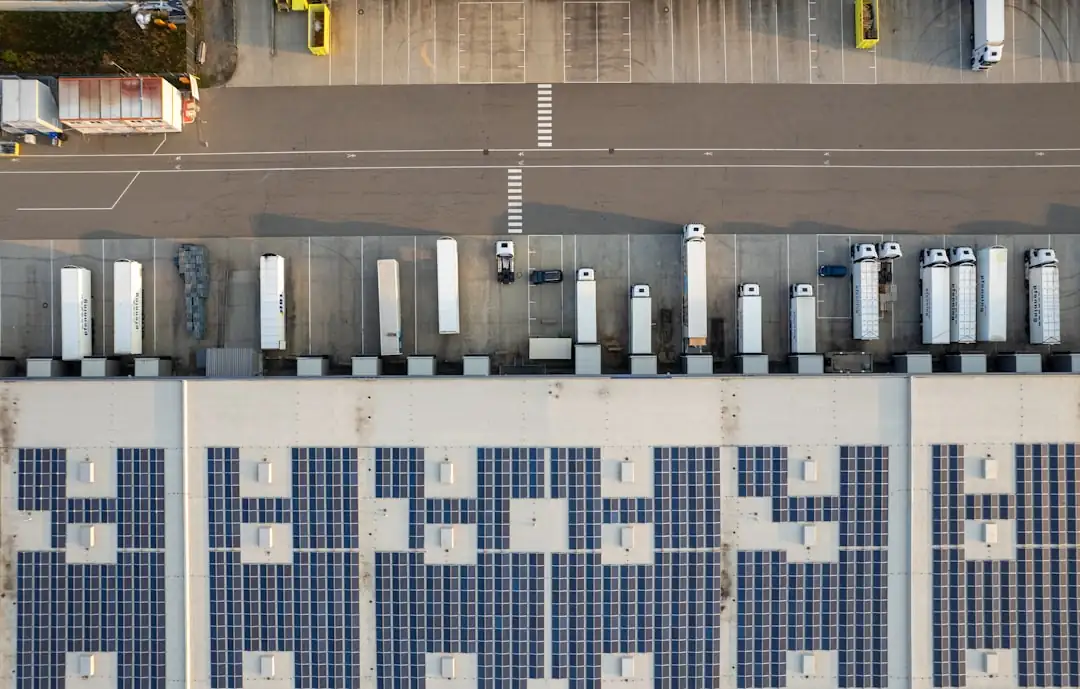 Entrepôt logistique récent près d’un échangeur routier en Pennsylvanie, avec quais de chargement et semi-remorques.