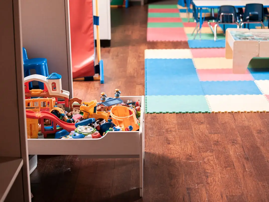Collecte de jouets de Noël organisée dans l’espace d’accueil d’une agence immobilière de quartier.