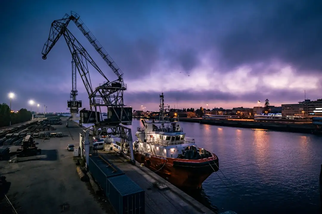 Entrepôt logistique moderne avec quais de chargement et cour de manœuvre dans la métropole lilloise.