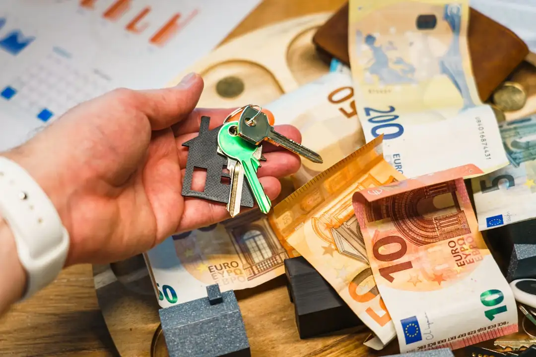 Deux professionnels examinent un dossier de vente et des plans dans un appartement rénové à Paris.