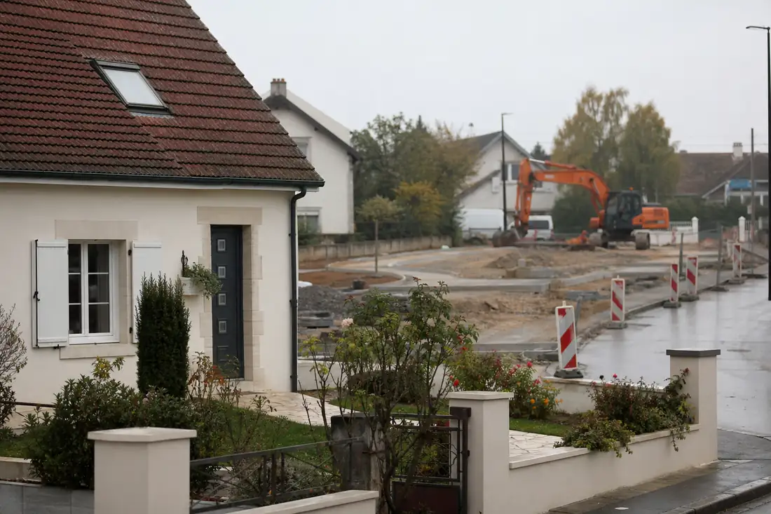 Maison individuelle avec jardin en bordure d’un chantier d’infrastructure publique en cours