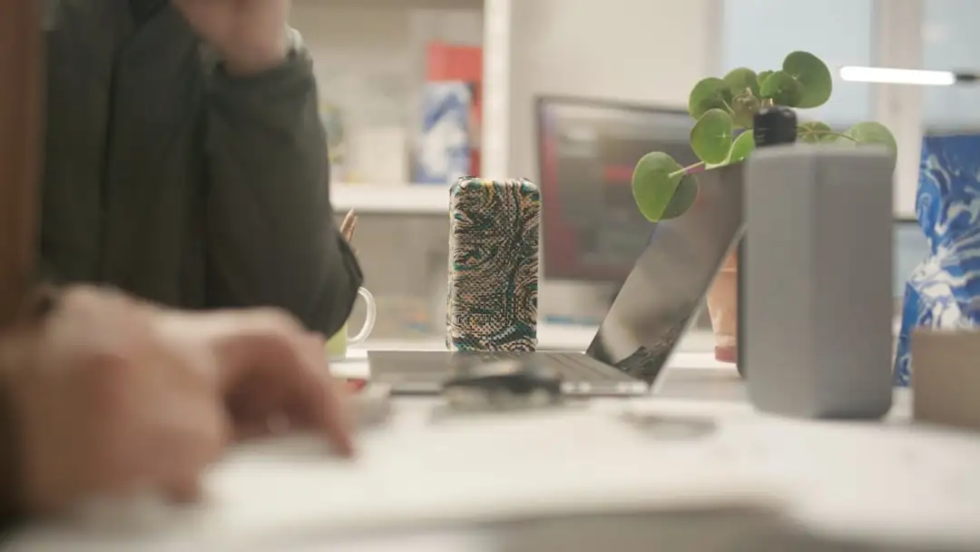 Entrepôt logistique périurbain avec toiture solaire, quais de chargement et noues végétalisées de gestion des eaux.