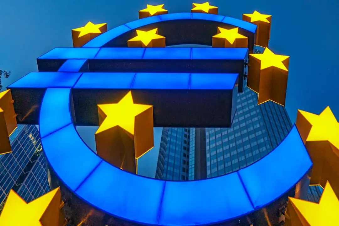Investisseur consultant des documents de fonds immobiliers devant un paysage urbain européen moderne.