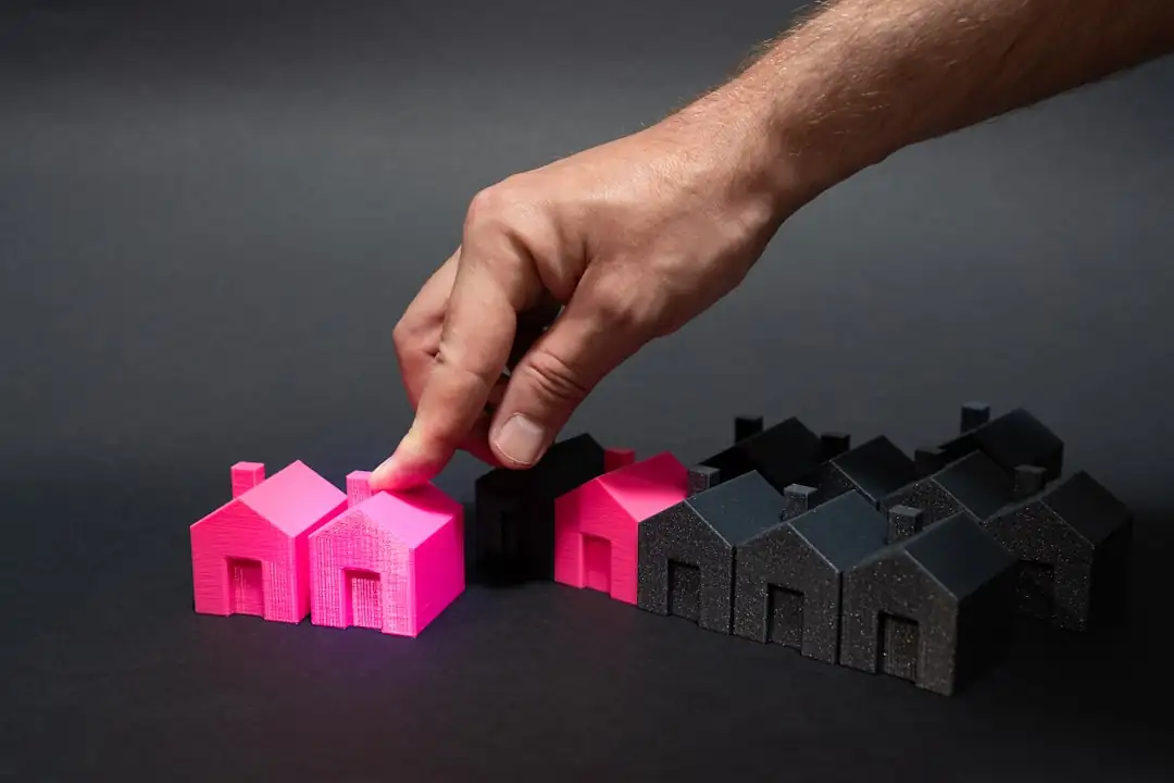 Dossier de vente immobilière, clés et plans examinés dans une étude notariale française.