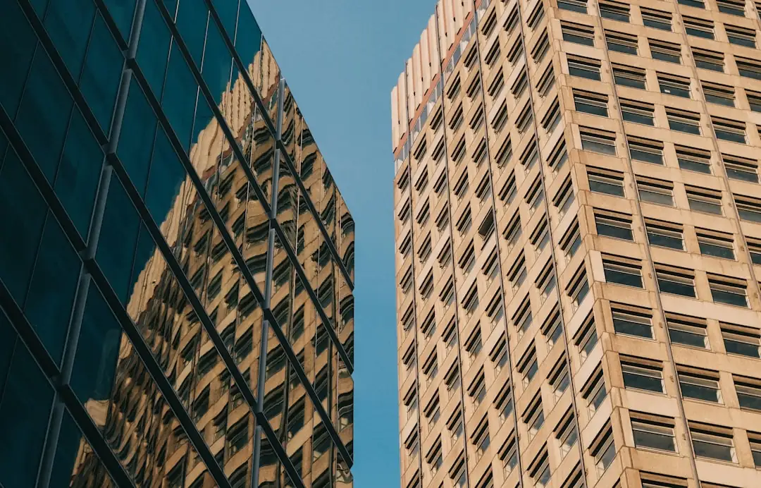 Documents d’investissement et maquette immobilière dans un bureau suisse, devant des immeubles résidentiels.