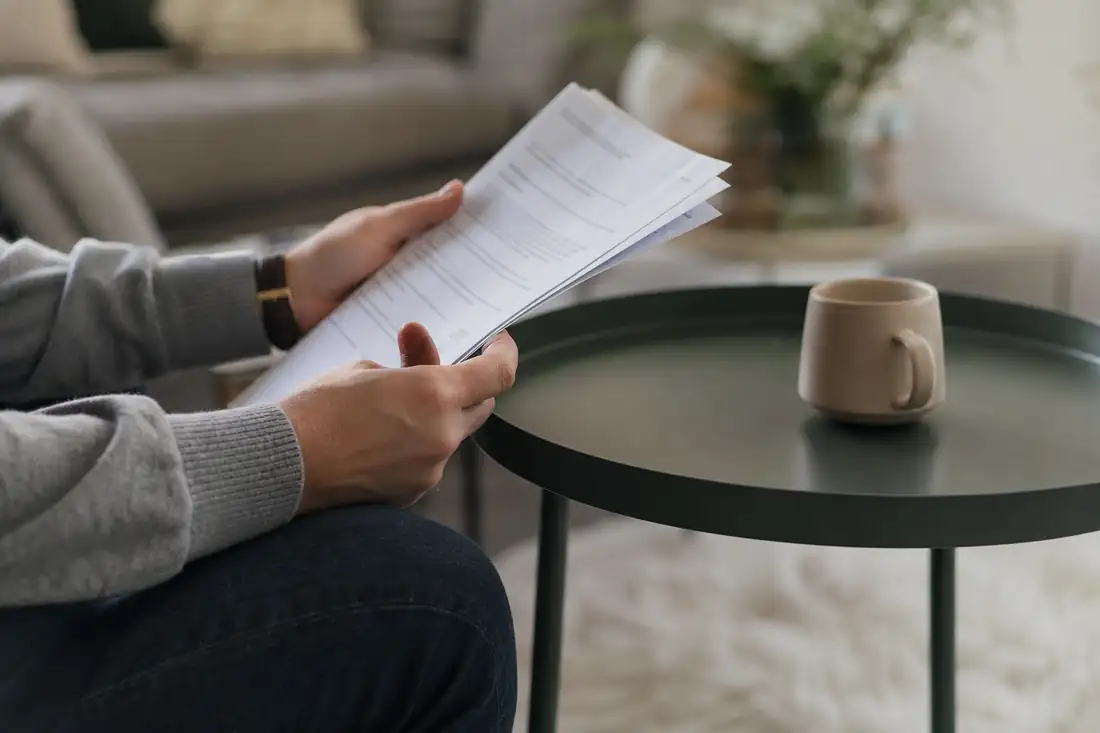 Emprunteur consultant les conditions de sa garantie incapacité de travail sur son contrat d'assurance
