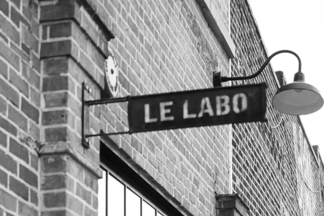 Analyste examinant des comptes annuels devant un immeuble commercial, pour évaluer un REIT leasehold.
