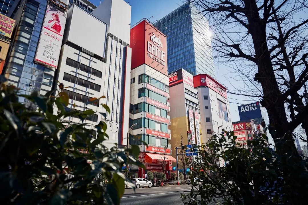 Quartier d’affaires de Tokyo avec immeubles de bureaux et investisseurs examinant des plans immobiliers.