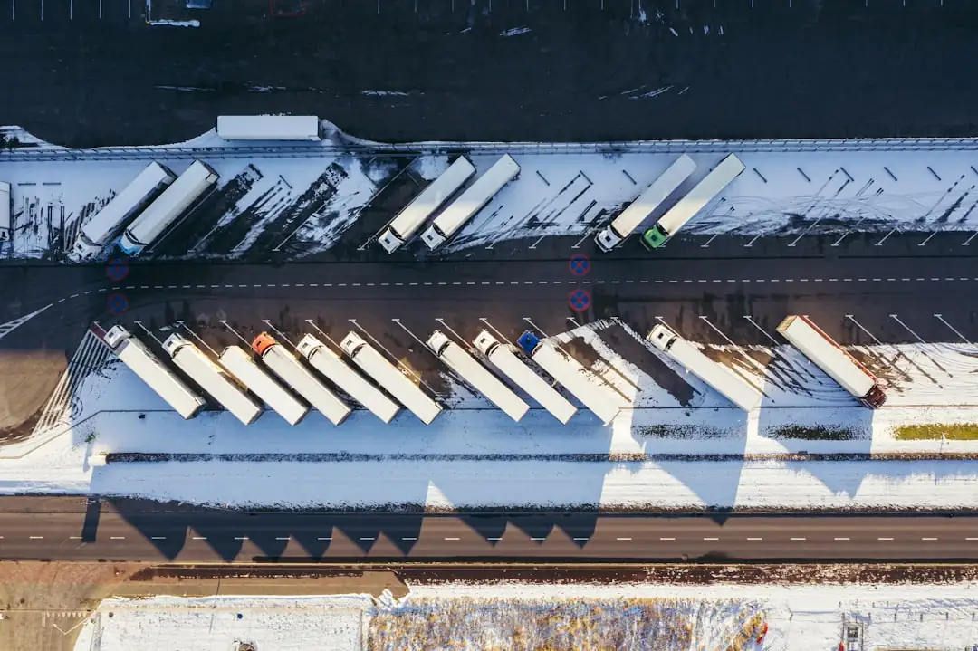 Immeuble logistique moderne et quais de chargement, illustration d’un investissement immobilier coté canadien.