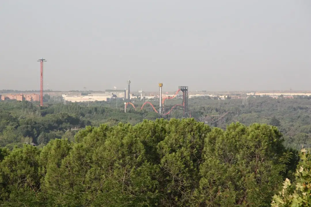 Parc d’activités avec cellules industrielles légères, quais de livraison et voirie paysagée en périphérie urbaine.