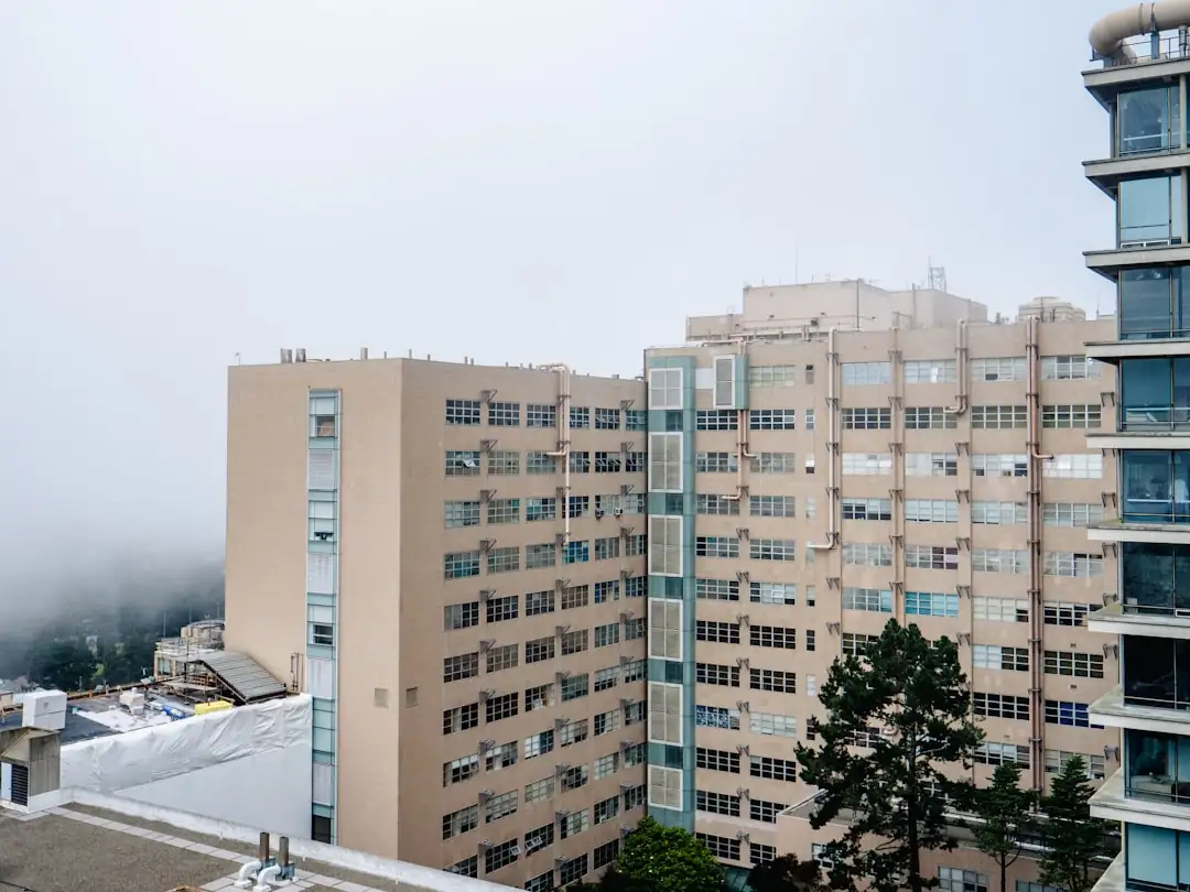 Échanges entre professionnels autour d’une maquette de clinique lors d’une conférence sur l’immobilier de santé.