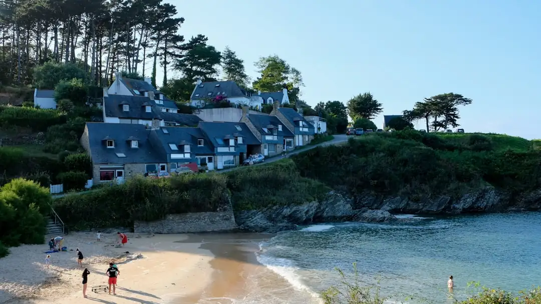 Maison en granit près du littoral à Perros-Guirec, recherchée pour une résidence secondaire ou une retraite.