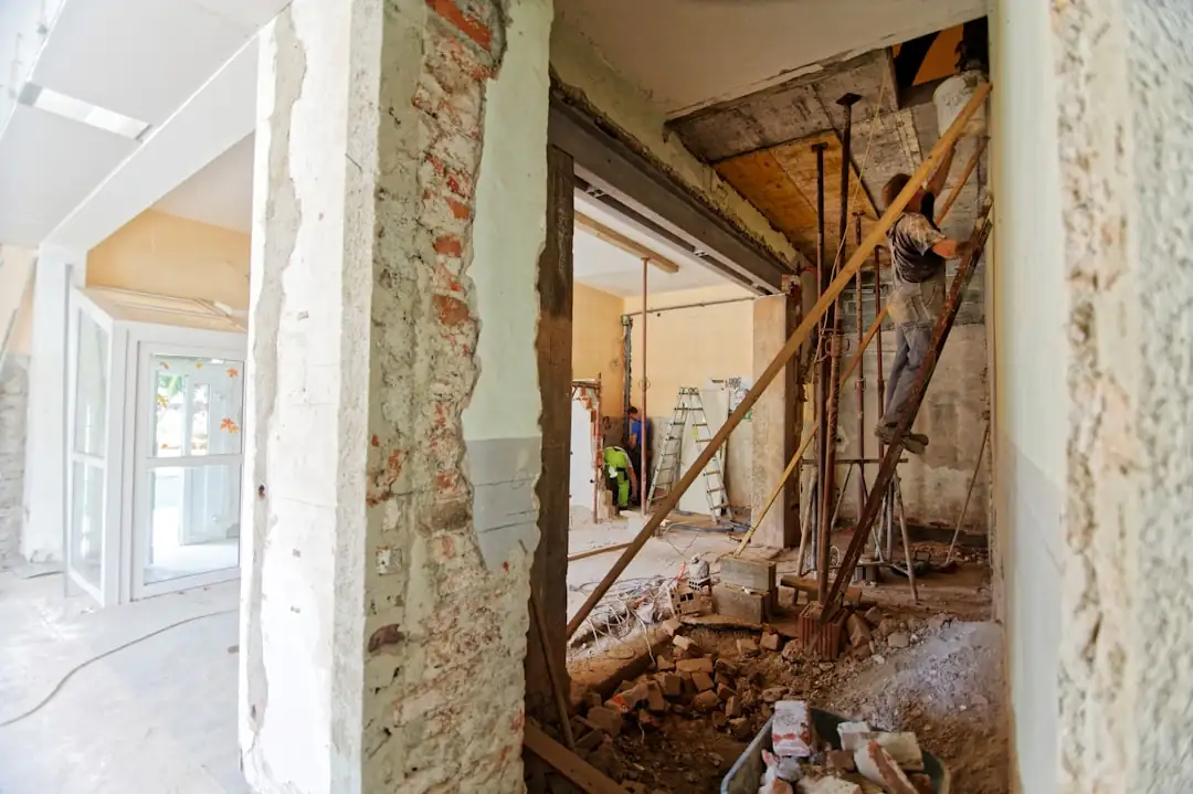 Diagnostiqueur contrôlant un radiateur et une fenêtre dans un appartement ancien avant un nouveau DPE.