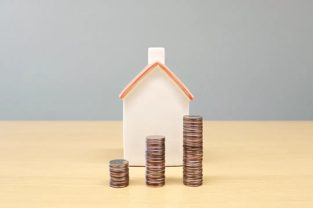 Emprunteur et conseillère étudient une offre de crédit immobilier dans une agence bancaire française.