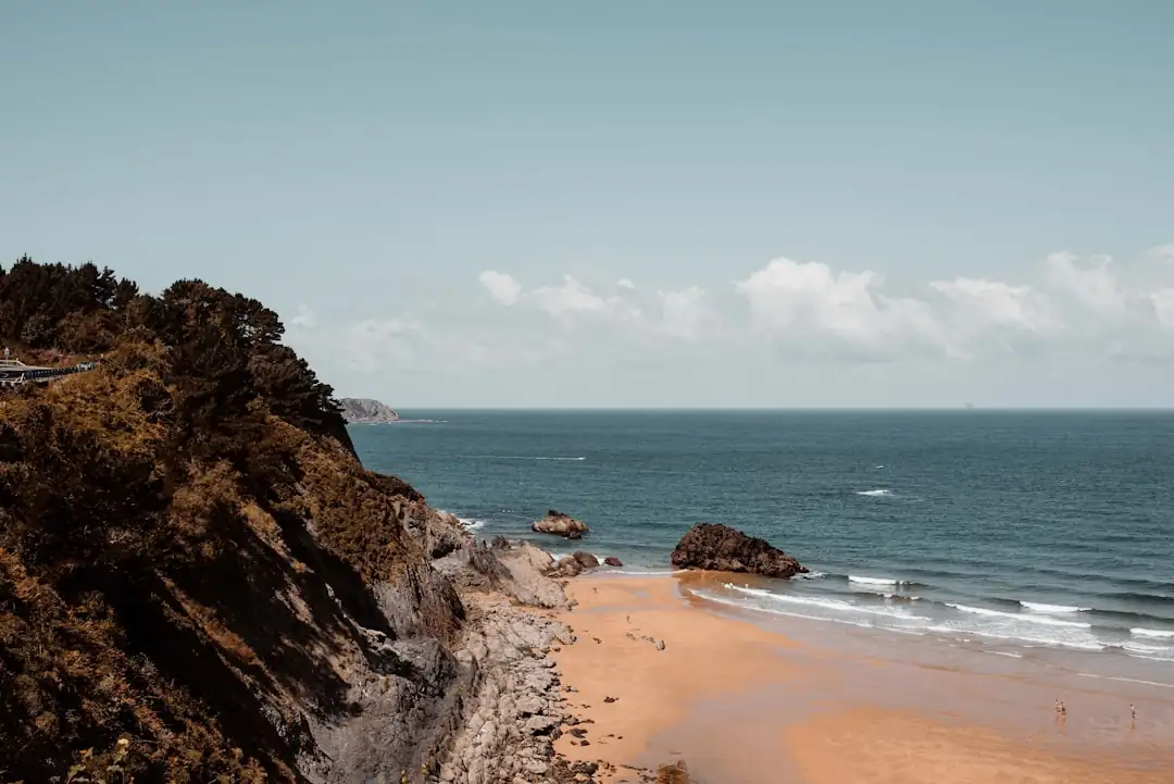 Immeubles basques près du littoral, où les acheteurs comparent les prix et l’état des logements.