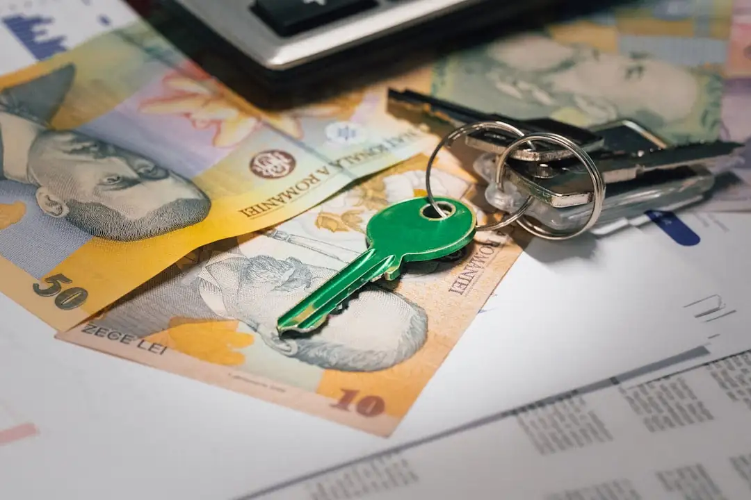 Documents de crédit, clés et compromis examinés lors d’un projet de transfert de prêt immobilier.