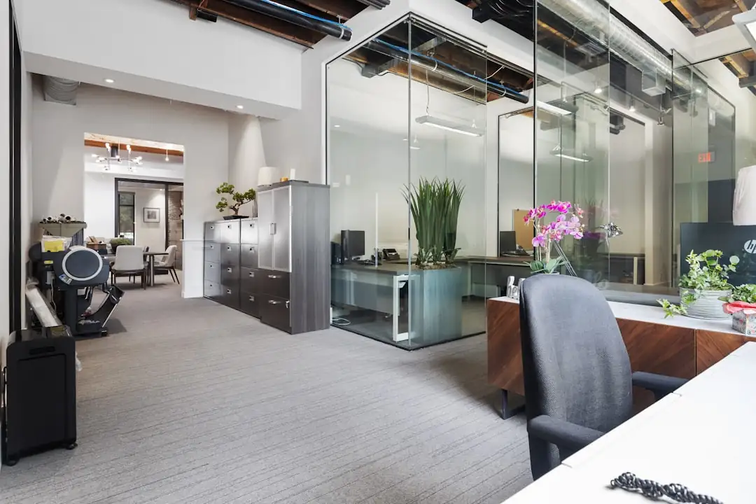 Quartier européen mêlant bureaux modernes et commerces, observé lors d’une visite d’actifs immobiliers.