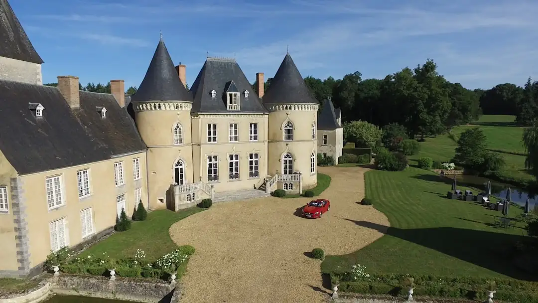 Entrée d’un immeuble parisien haut de gamme avec dossier de vente et clés lors d’une transaction immobilière.
