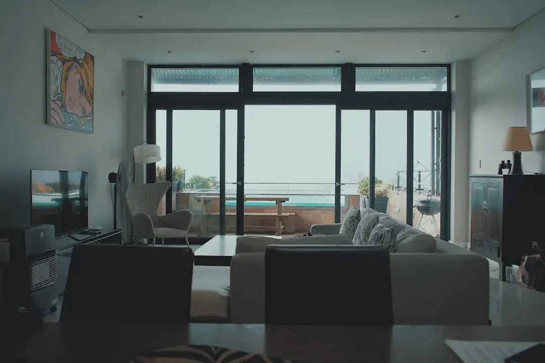 Visite discrète d’un appartement haussmannien haut de gamme avec terrasse et dossier de vente préparé.