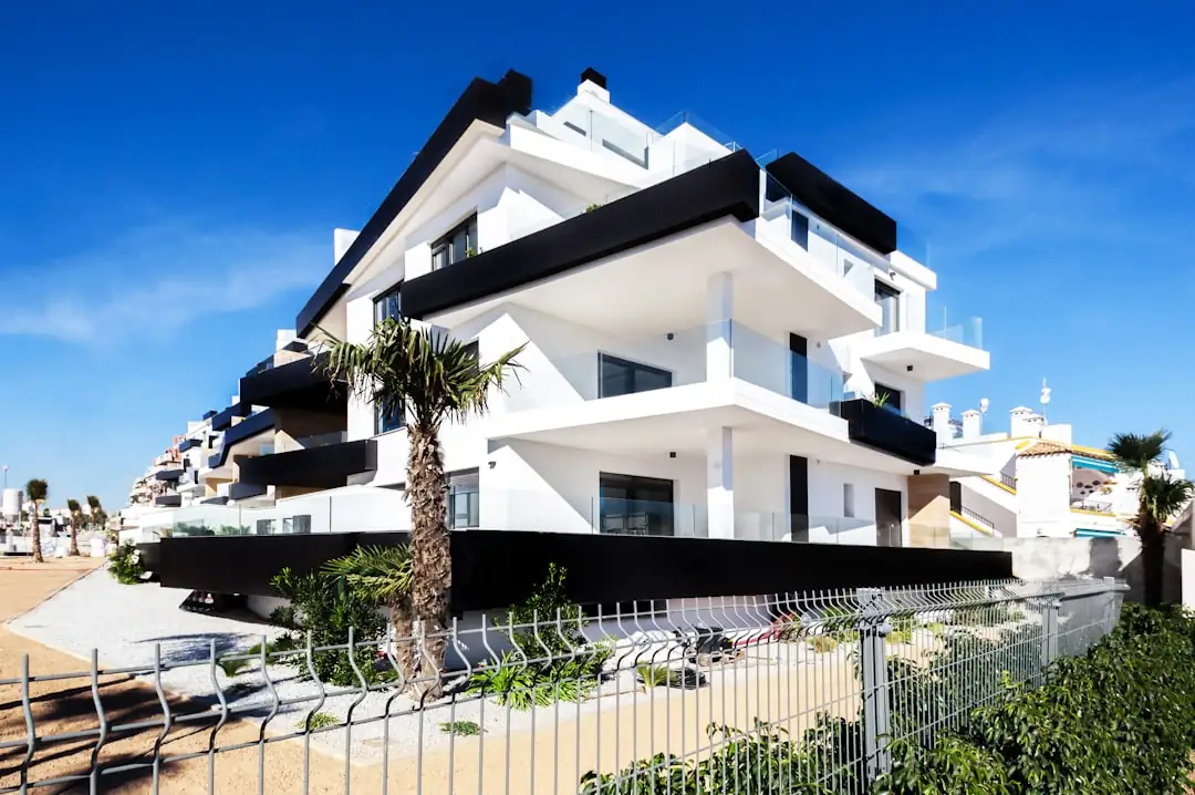 Investisseur de dos et dossier immobilier dans le couloir d’un tribunal avant une vente aux enchères.