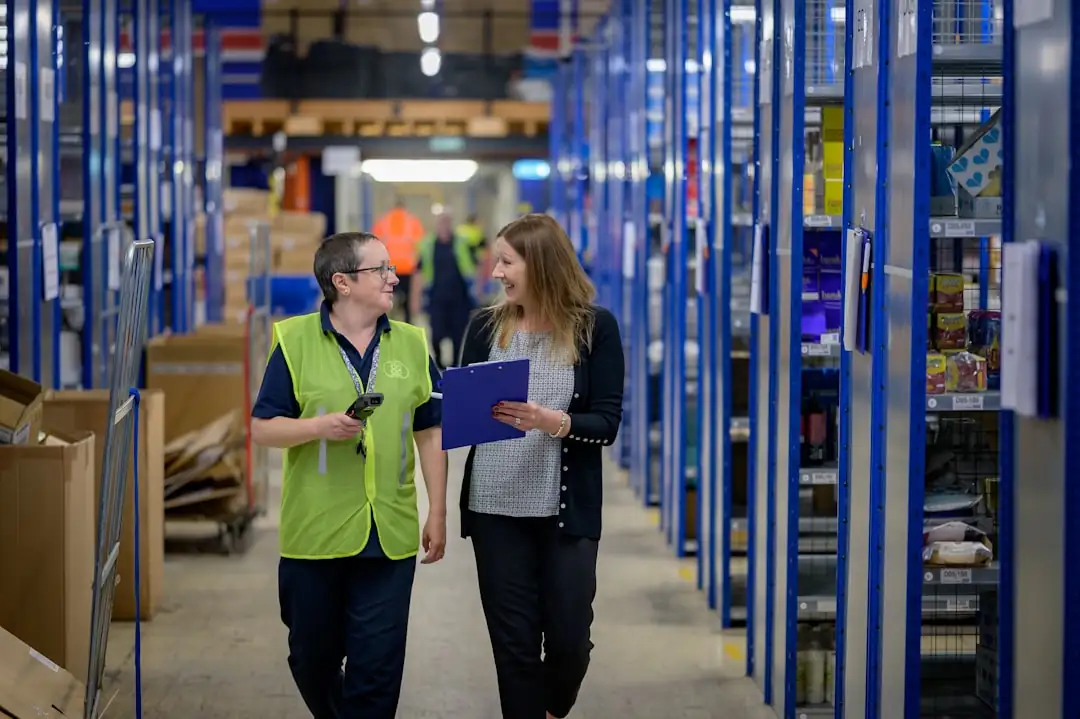 Rampe d’accès et zone de chargement d’un entrepôt logistique souterrain avec véhicule électrique à Paris.