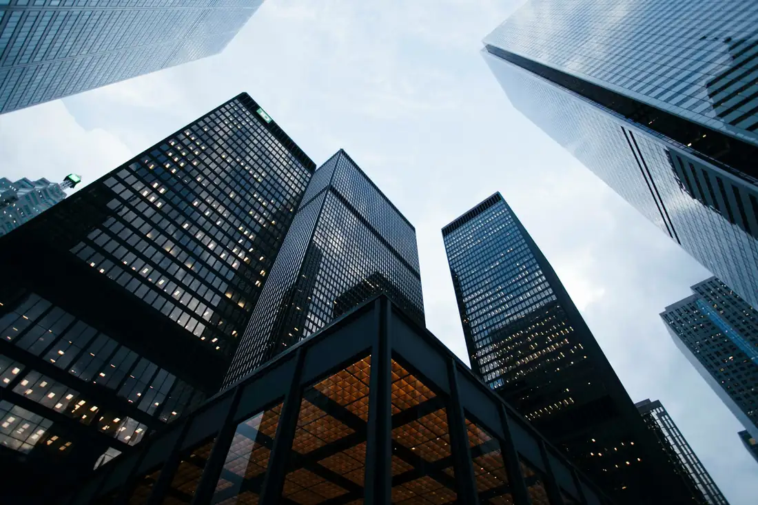 Acquéreur consultant les plans et le contrat d’un appartement neuf dans un bureau de vente immobilier.