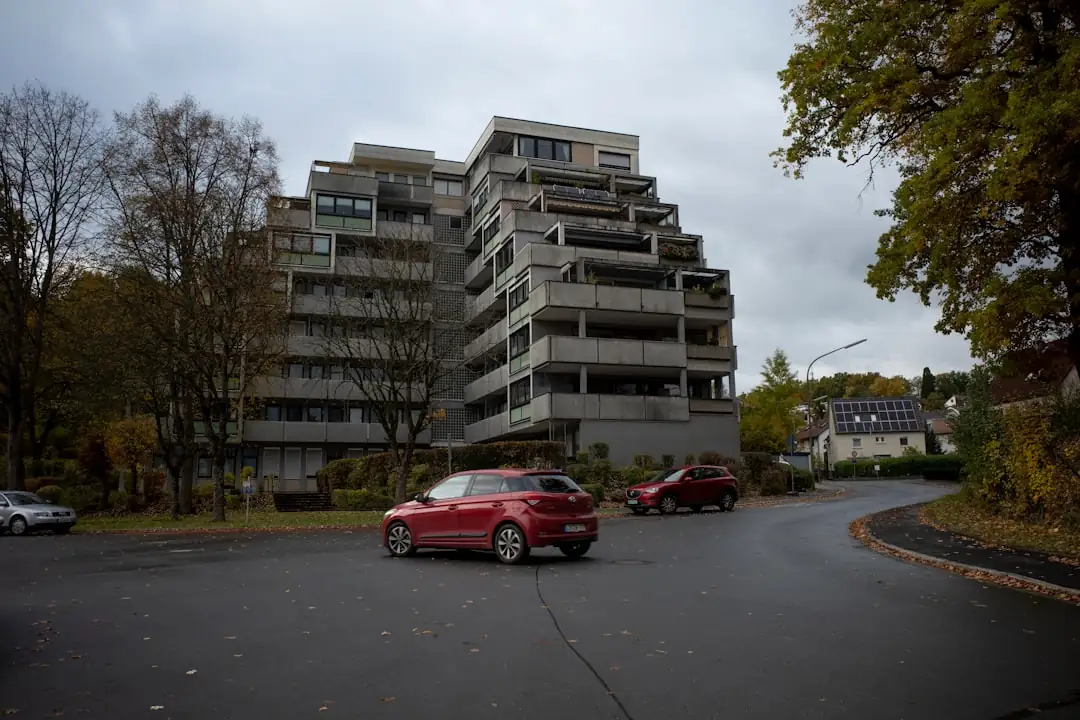 Inspection d’un appartement rénové avec fenêtres isolantes, volets extérieurs et ventilation discrète.