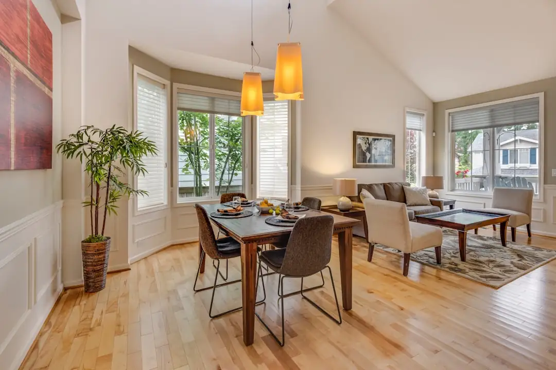 Terrain à bâtir borné dans une commune bretonne, avec réseau en limite de parcelle et mer au loin.