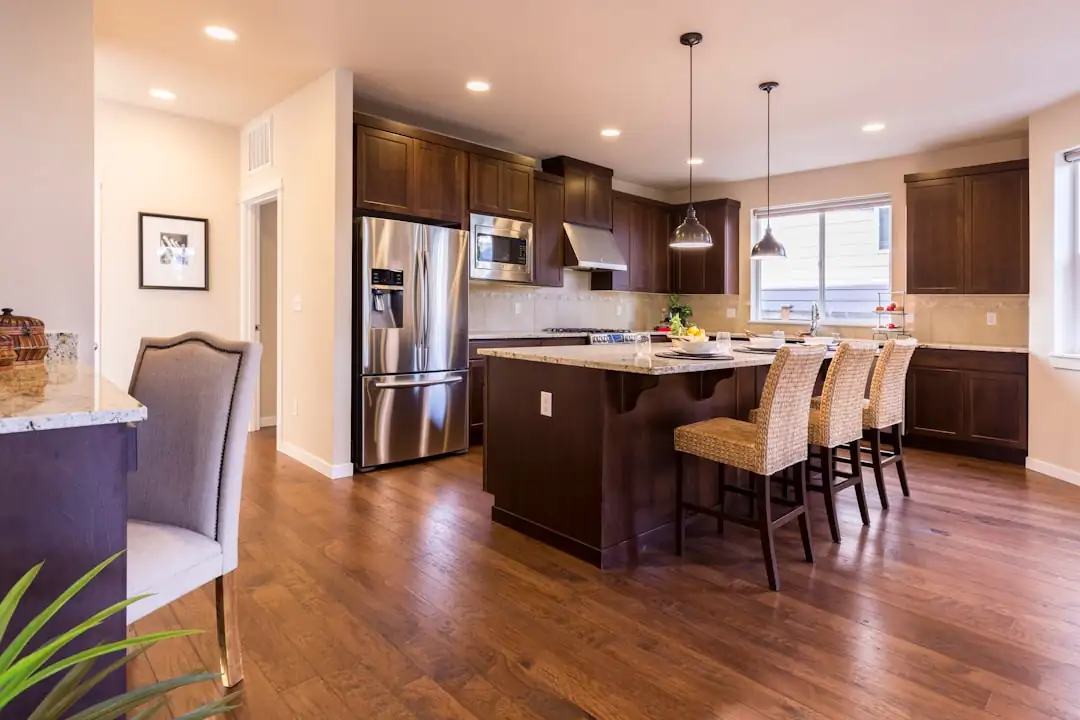 Appartement deux-pièces lumineux près d’une gare francilienne, avec dossier de location posé sur une table.