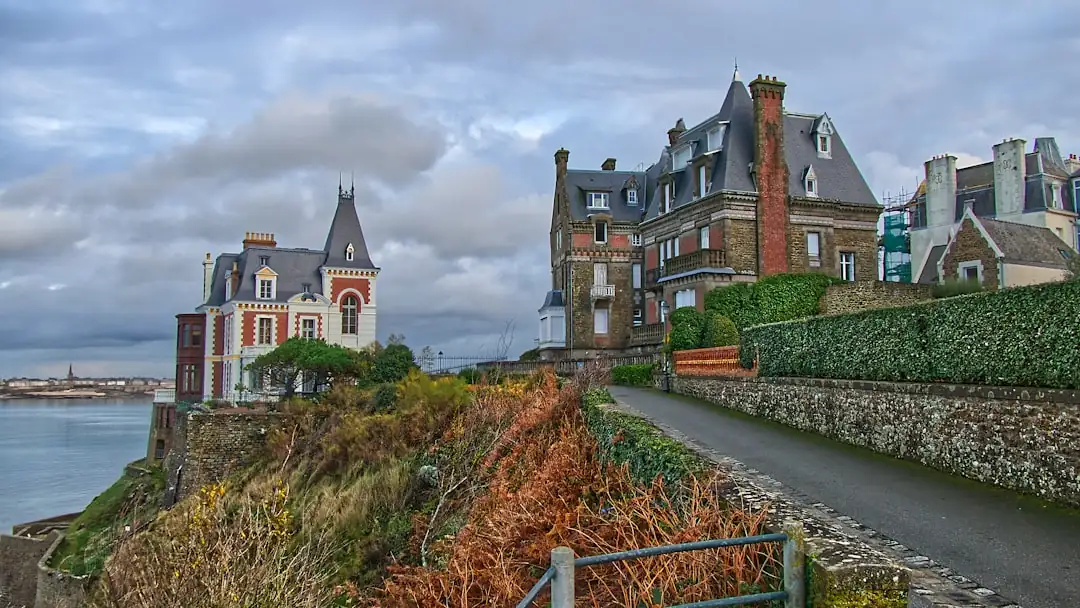 Visite d’un appartement francilien avec vue sur des immeubles résidentiels et une ligne ferroviaire.